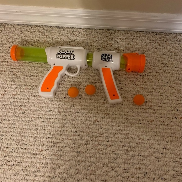 Dave and Busters Blast Popper gun toy, 3 balls - Picture 3 of 5
